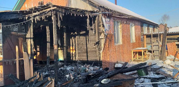 В Бурятии едва не сгорел двухквартирный дом 