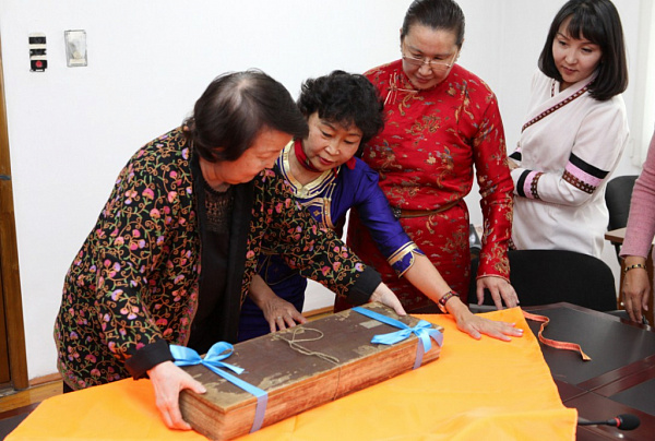 Генконсульство Монголии вручило уникальный подарок бурятским учёным