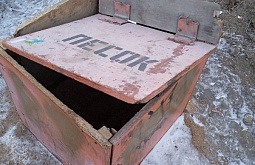 На скользких улицах в Улан-Удэ расставили 132 ящика с песком