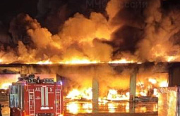 В Иркутске ночью сгорел гигантский панельный цех и гаражи