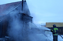 В Бурятии сгорел огромный гараж