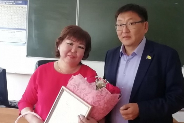 Улан-удэнский депутат Жаргал Цыбиков поздравил педагогов школы № 25 