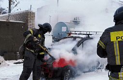 В Иркутске водитель оказался заблокирован в горящей машине