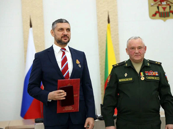 Губернатору Забайкалья вручили медаль «Участнику специальной военной операции»