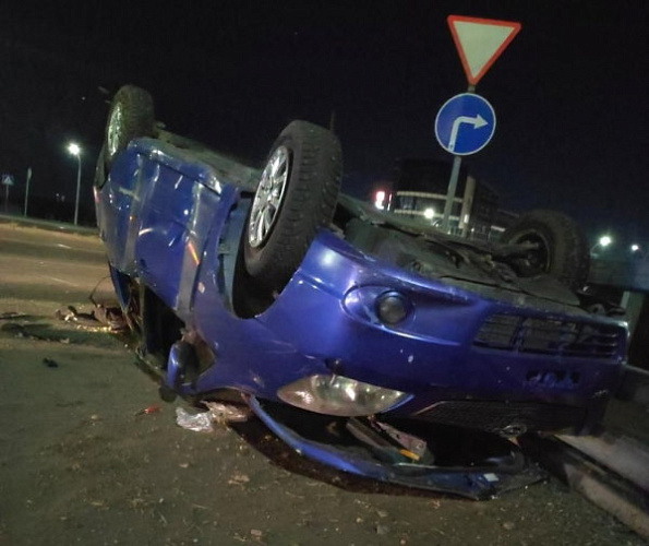 В Улан-Удэ три парня пострадали в ДТП с перевёрнутым авто 