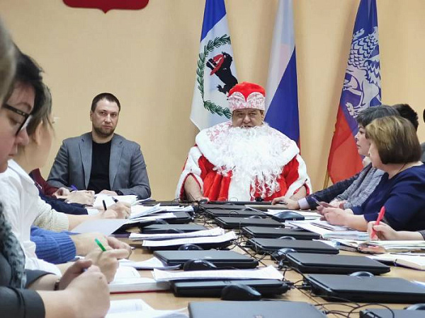 В Иркутской области мэр провёл планёрку в костюме Деда Мороза