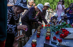 В Улан-Удэ зажгли свечи в День памяти и скорби