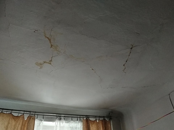 В квартирах улан-удэнцев после «капремонта» крыши появились трещины на потолке 