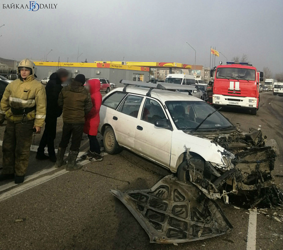 В Улан-Удэ «Аккорд» влобовую врезался в машину на буксире 