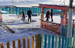 Школьники расчистили от снега детский сад в Бурятии