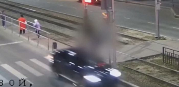 В Улан-Удэ появилось видео страшного наезда на электросамокатчика