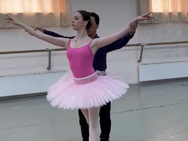 В Улан-Удэ начала работать балерина из Донецка 