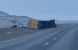 В районе Бурятии фура завалилась на бок