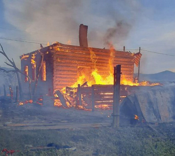 В Бурятии дотла сгорел бесхозный дом 