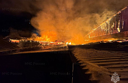 В Иркутской области страшно горят два цеха по производству диванов