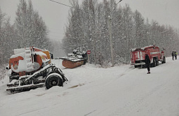 Бензовоз опрокинулся на заправке в Бурятии